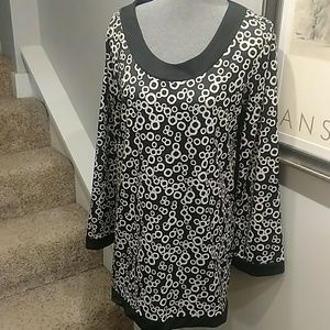 BobbieBrooks  Size Medium Hip Length Top Geometric